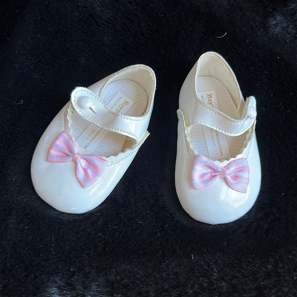 Baypods white shoes with pink bow. Girl size 1